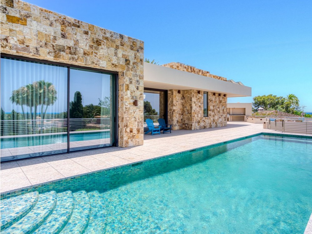 Modern villa i Elviria med havsutsikt